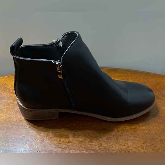Rosy Black around-Toe Ankle Boots - Picture 7 of 8